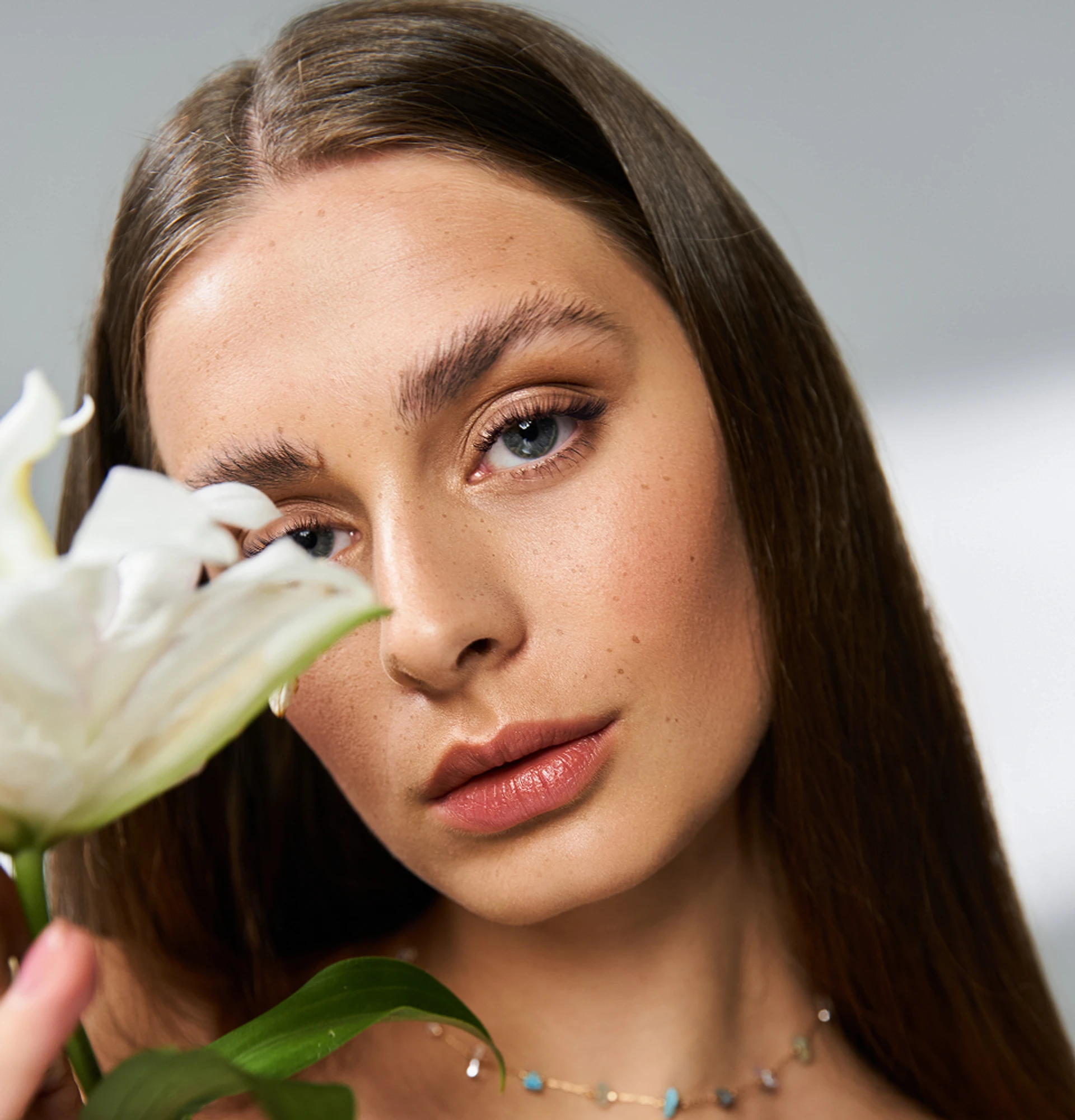 femme avec extensions de cils