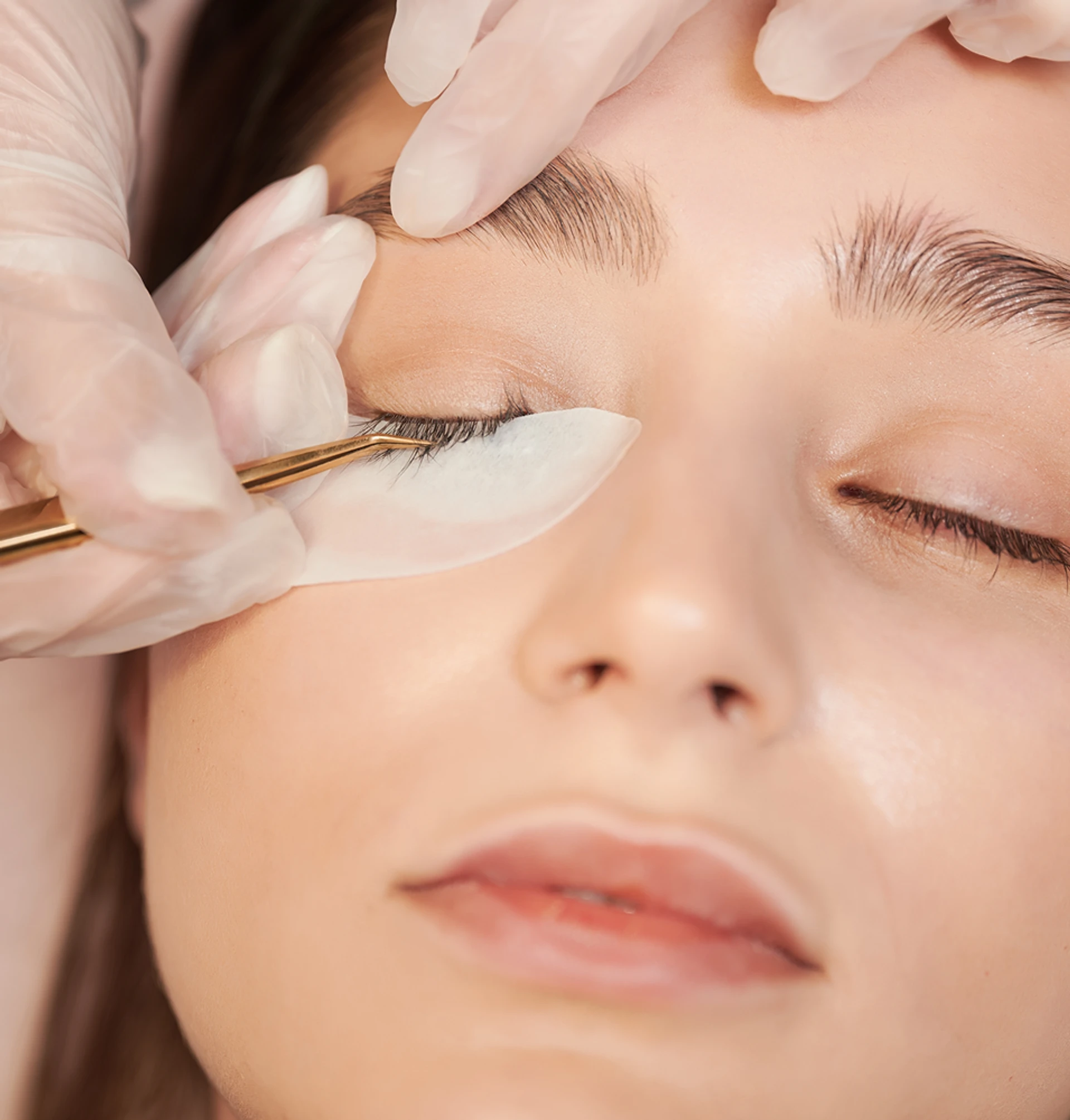 femme appliquant des extensions de cils