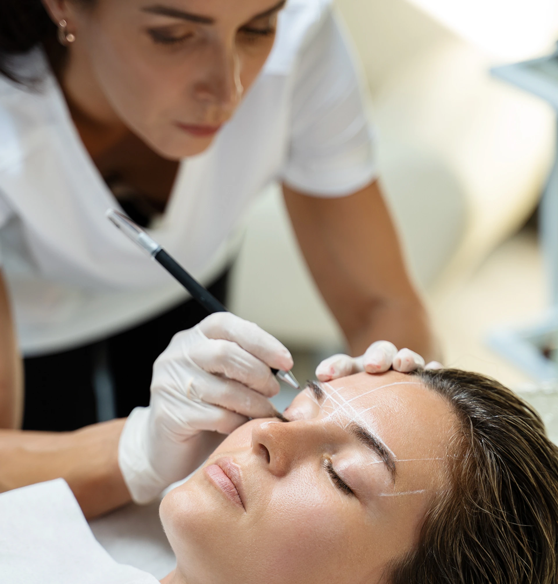 femme dessinant sourcils